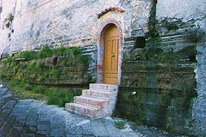 Portone nel tufo